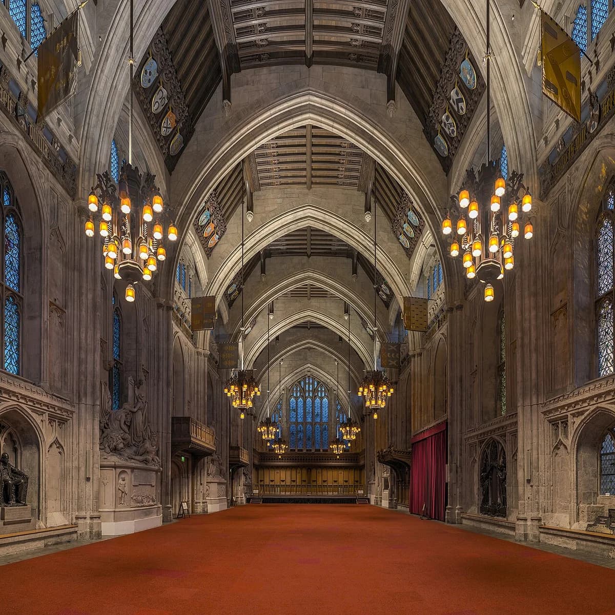 Interior of the Guildhall in the City of London with vaulted ceilings and chandeliers.